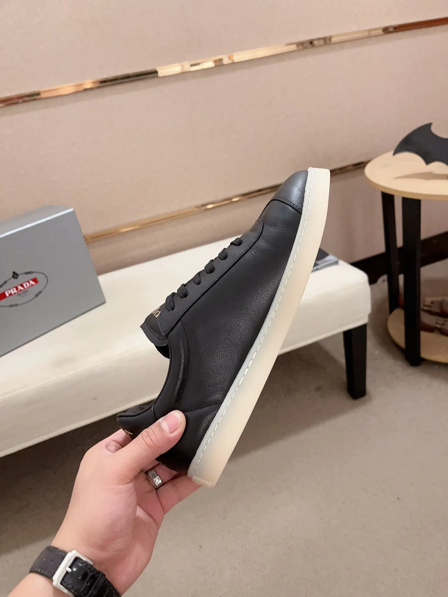 Men's Men's Shoes 💰 500💰 ✔️✔️✔️Higher version High-quality new PRADA (Prada) counters are launched simultaneously. The new men's shoes and 😘fabrics are made of high-tech glue-making technology. Lining: Full cowhide lining. 👍🏿 High-end ☄️ air-cushion molded anti-slip rubber outsole, exquisite lines, simple and elegant, comfortable and high-end for leisure travel. Code number: 38 to 44 (45 can be customized and cannot be returned or exchanged)